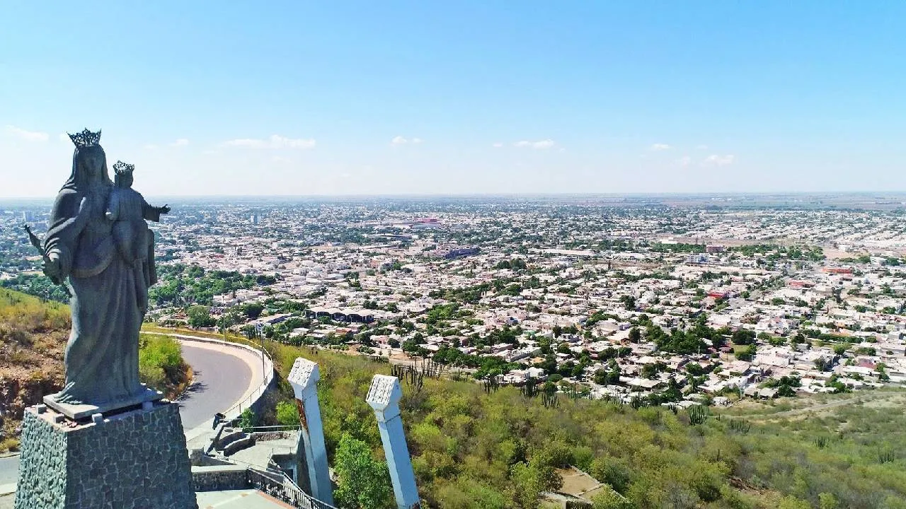 La ruta parte de Los Mochis, considerada la puerta de entrada a las imponentes Barrancas del Cobre, y permite hacer paradas en destinos llenos de riqueza natural y cultural como El Fuerte, Bahuichivo, Divisadero y Creel.
