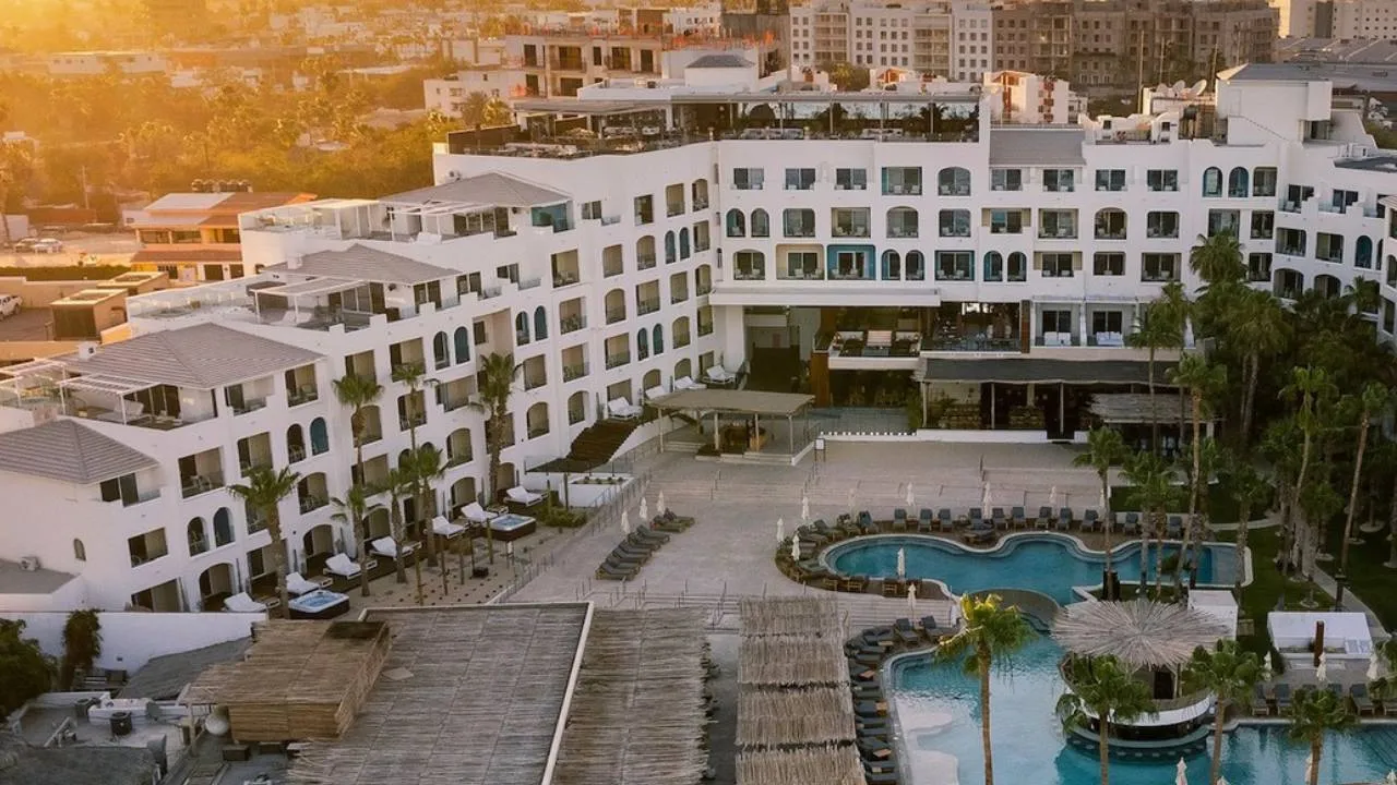 ME Cabo vibra con Nike Swim: fiesta, moda y mar en el gran lanzamiento de 2025
