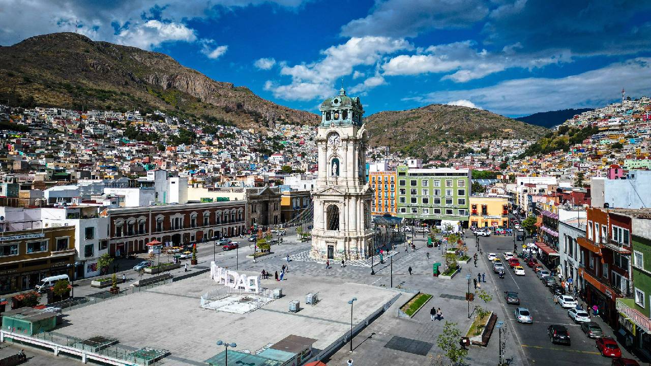 La Secretaría de Infraestructura Pública y Desarrollo Urbano Sostenible (SIPDUS) ha lanzado una licitación pública que marca un nuevo paso en la transformación de la Plaza Independencia, uno de los espacios más representativos de la ciudad de Pachuca, Hidalgo.