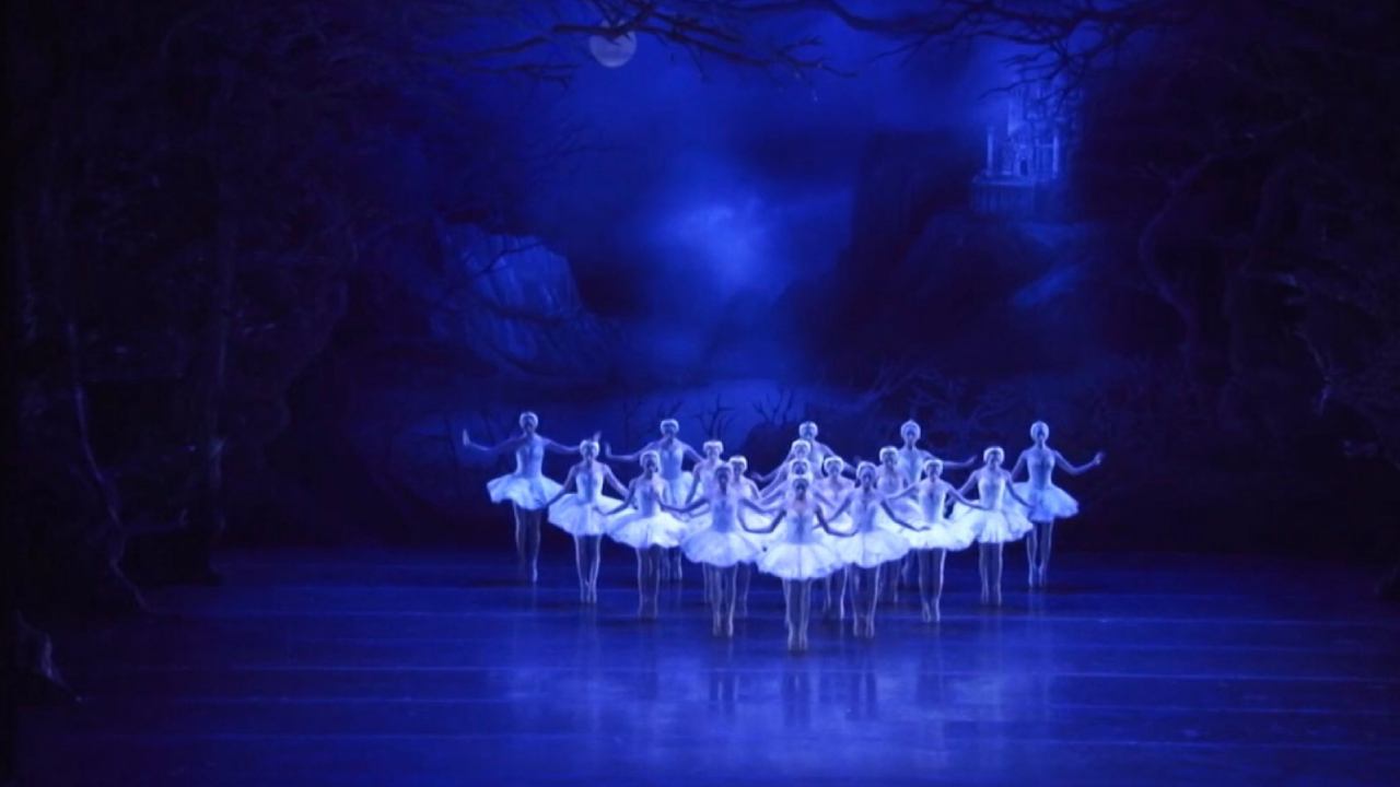 No te pierdas El Lago de los Cisnes con orquesta, celebrando 150 años de arte con música y danza inolvidables.