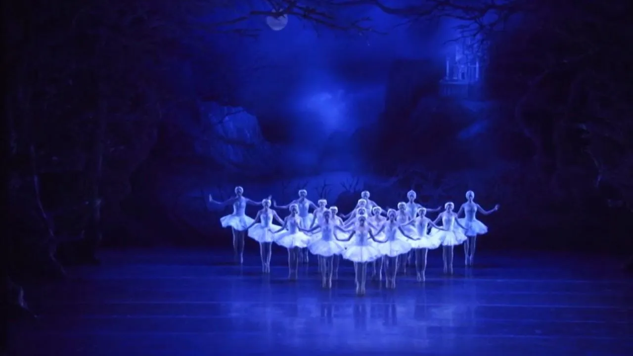 No te pierdas El Lago de los Cisnes con orquesta, celebrando 150 años de arte con música y danza inolvidables.