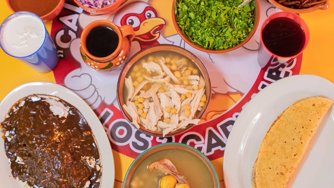 Dos Carnales, unos caldos de gallina que tiene el sabor de hogar 