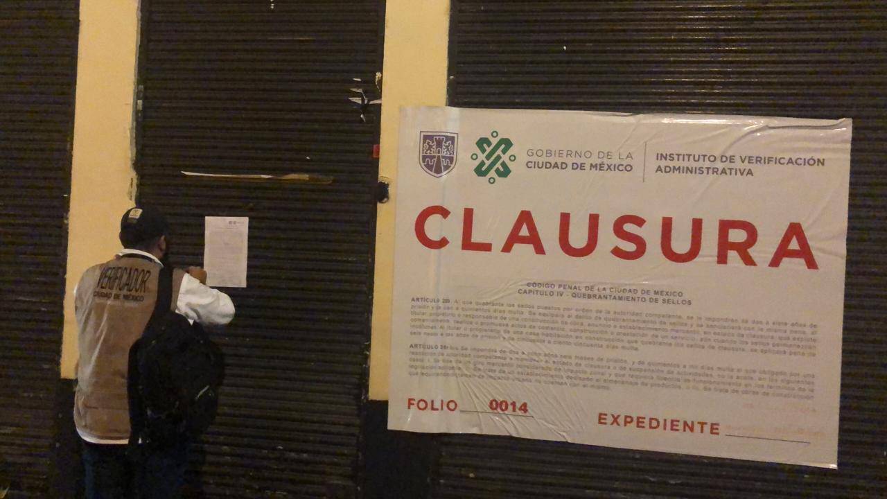 A continuación, te explicamos algunas de las causas más comunes por las que un negocio podría ser clausurado por esta autoridad.