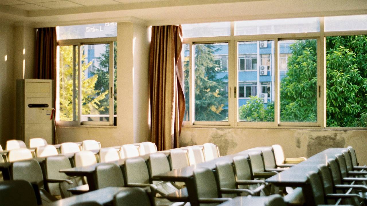 El nuevo calendario contempla un total de 185 días efectivos de clases, además de nueve fechas oficiales en las que no habrá actividades escolares por motivo de puentes o días festivos.