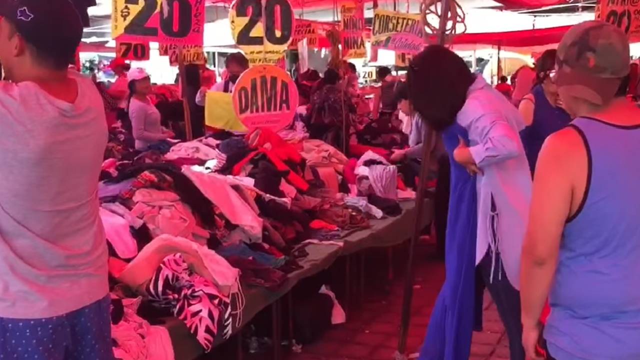 En los últimos años, esta alternativa se ha vuelto extremadamente popular no solo por su bajo costo, sino por el auge del consumo responsable, el reciclaje textil y la moda circular.
