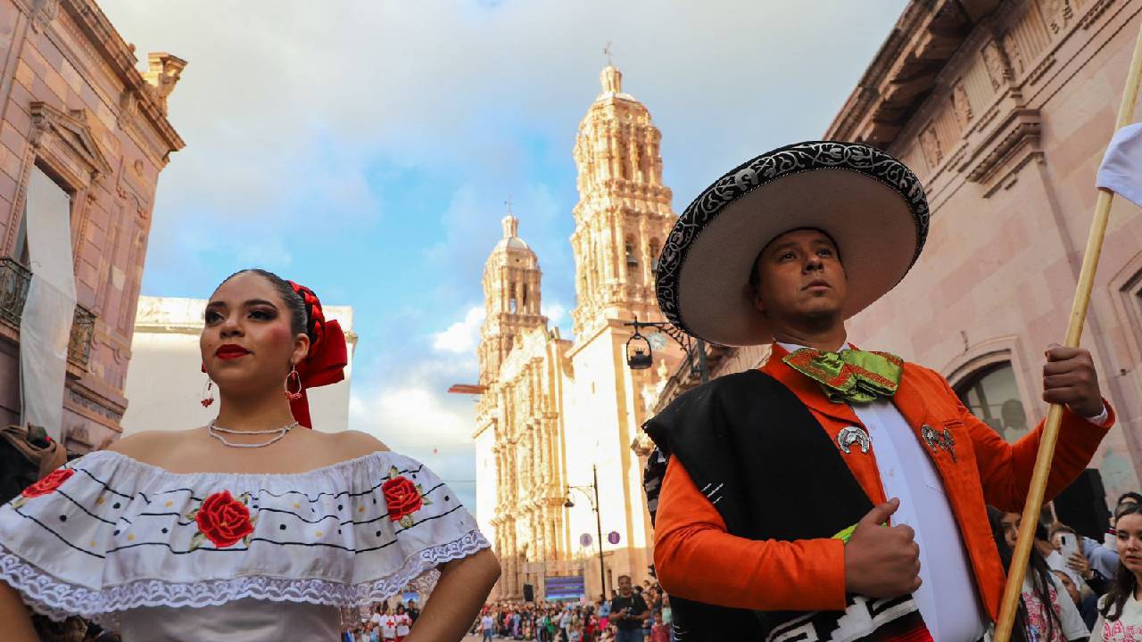 Una de las actividades más celebradas fue la muestra gastronómica internacional, que reunió a comunidades extranjeras residentes en Zacatecas con delicias típicas de nueve países, en una jornada de sabores y convivencia que reflejó el espíritu diverso e incluyente del festival.