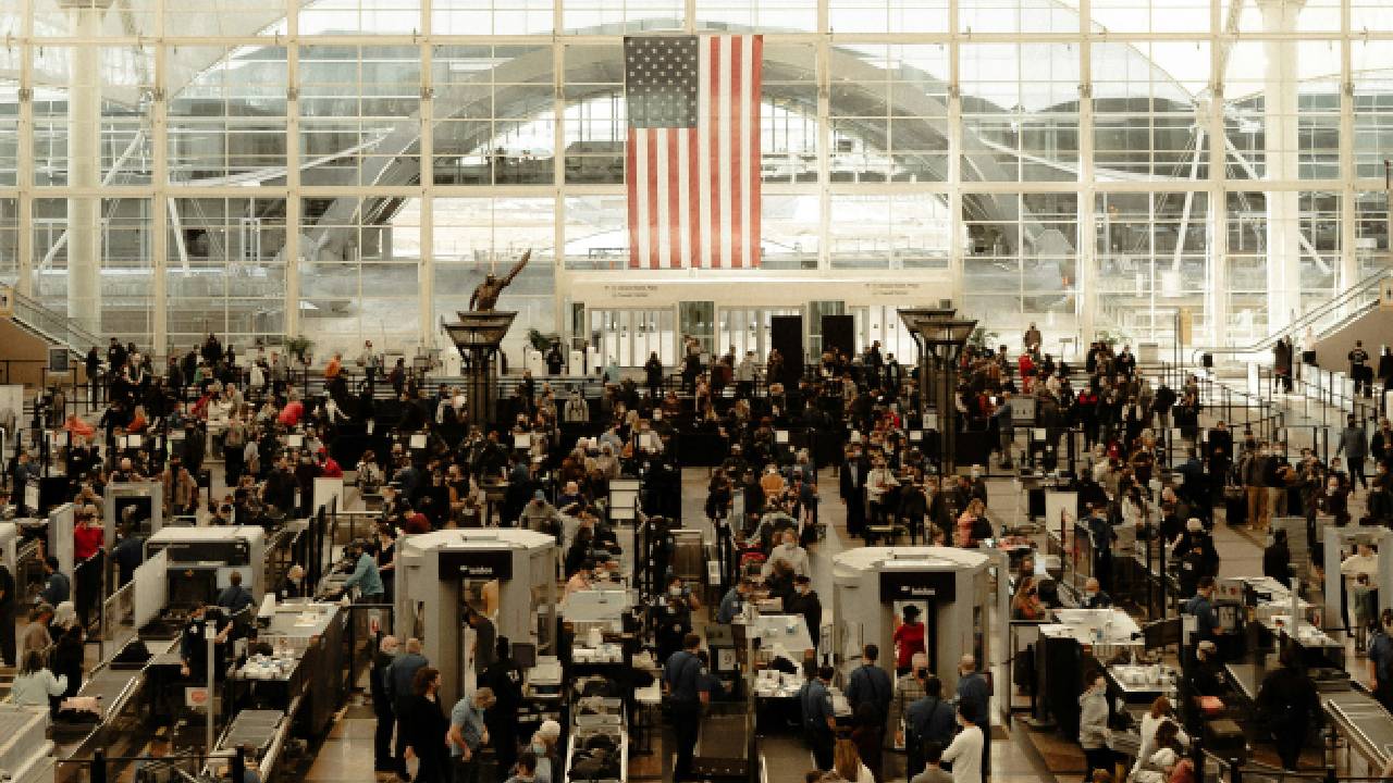 Ya lo sabes: si vas a volar a Estados Unidos, revisa tu maleta dos veces. Así no solo evitarás que te quiten tus cosas, sino que también ganarás tiempo y evitarás el estrés antes de abordar.