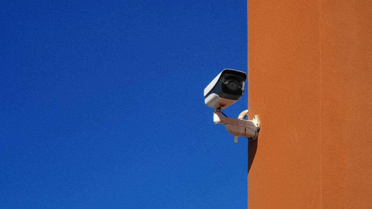La estrategia, denominada “Ojos que te cuidan”, fue presentada en las instalaciones del C5. Durante el evento, la Jefa de Gobierno, Clara Brugada, detalló que el plan contempla la instalación de más de 15 mil tótems de videovigilancia.