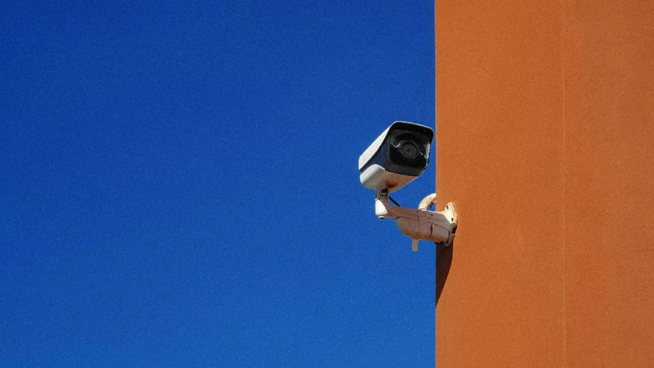 La estrategia, denominada “Ojos que te cuidan”, fue presentada en las instalaciones del C5. Durante el evento, la Jefa de Gobierno, Clara Brugada, detalló que el plan contempla la instalación de más de 15 mil tótems de videovigilancia.