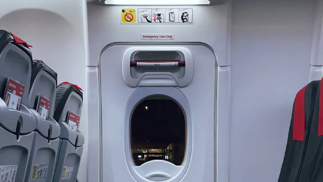 Las aerolíneas ubican estratégicamente a pasajeros que puedan ayudar a evacuar la aeronave si ocurre un incidente. Por eso, si ocupas uno de estos asientos, debes estar dispuesto y ser capaz de actuar rápidamente si la situación lo requiere.