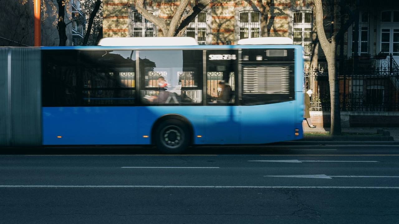 Aunque aún no se confirma la tarifa, se prevé un costo de 7 pesos por viaje, considerado accesible frente a otros medios de transporte.