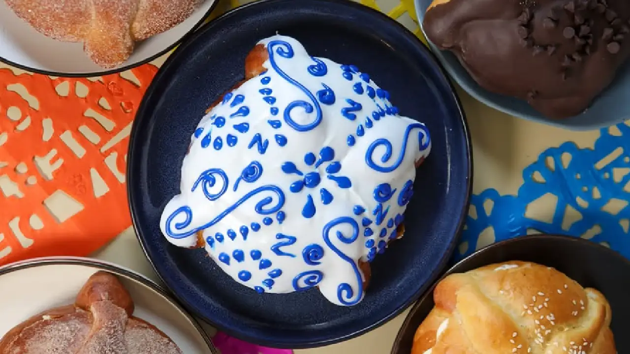 El pan está glaseado en los tonos emblemáticos de esta cerámica: un delicado blanco y un vibrante azul cobalto.