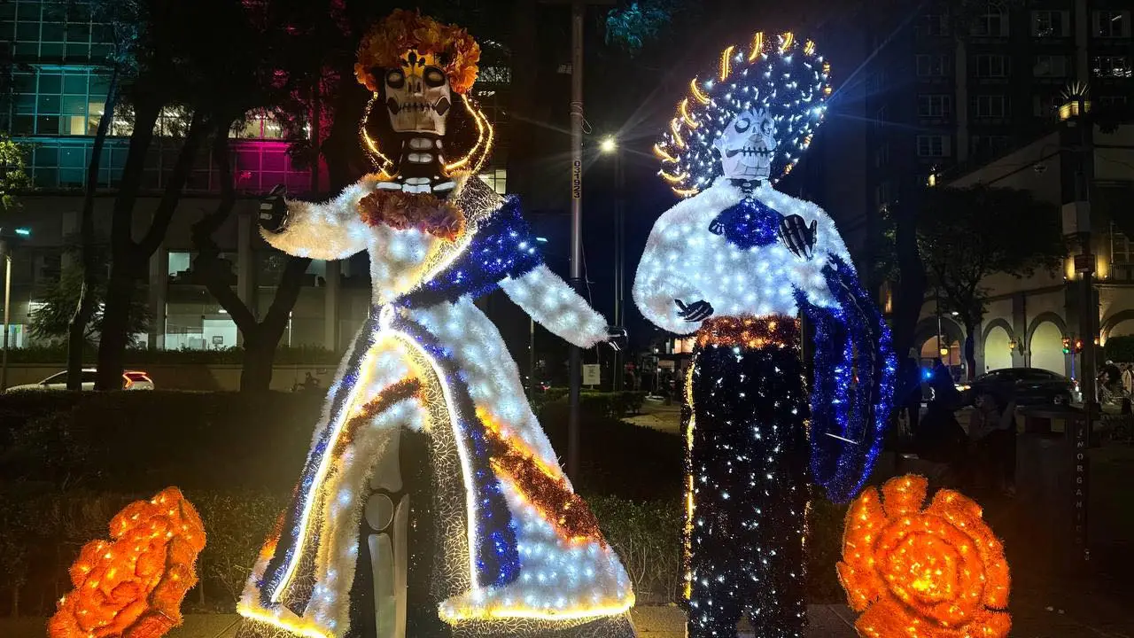 En un Paseo de la Reforma bañado por cientos de figuras y destellos de color, la ciudad vive noches en las que arte, tecnología y tradición se unen para celebrar la vida, la memoria y la luz.