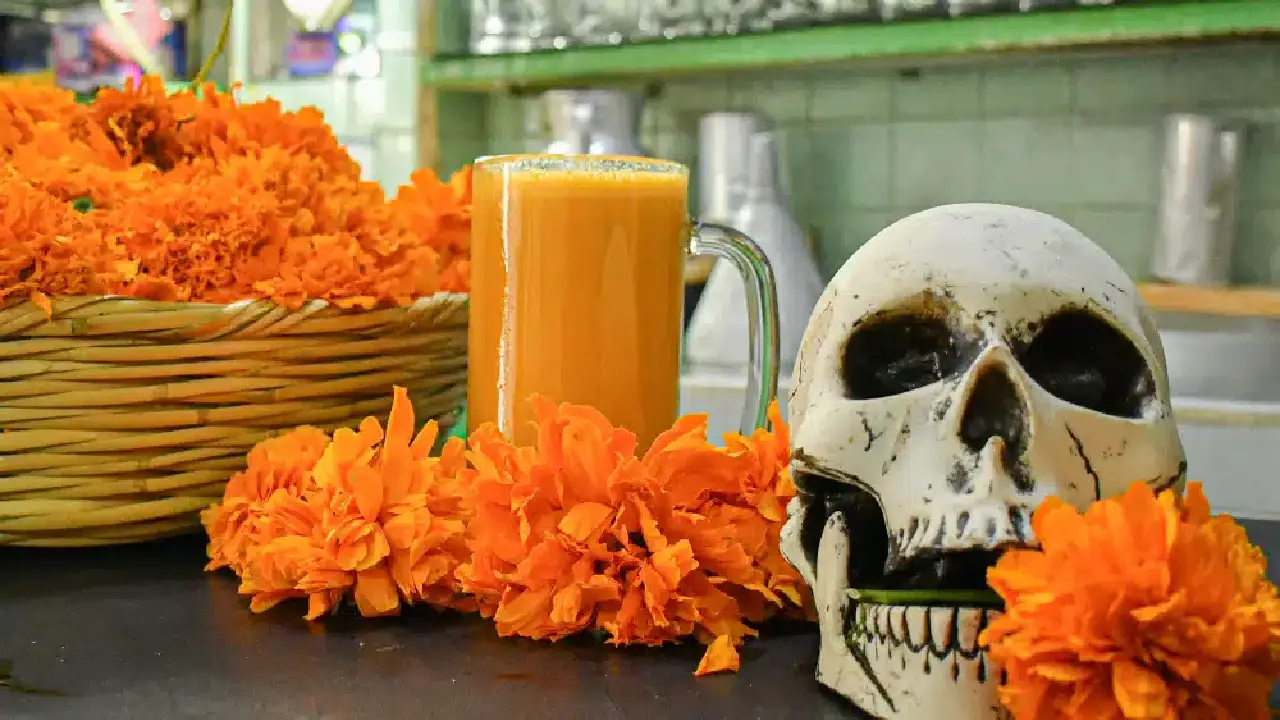 Estas bebidas no solo sacian su "sed del más allá", sino que también honran su memoria y reflejan la riqueza cultural del país.