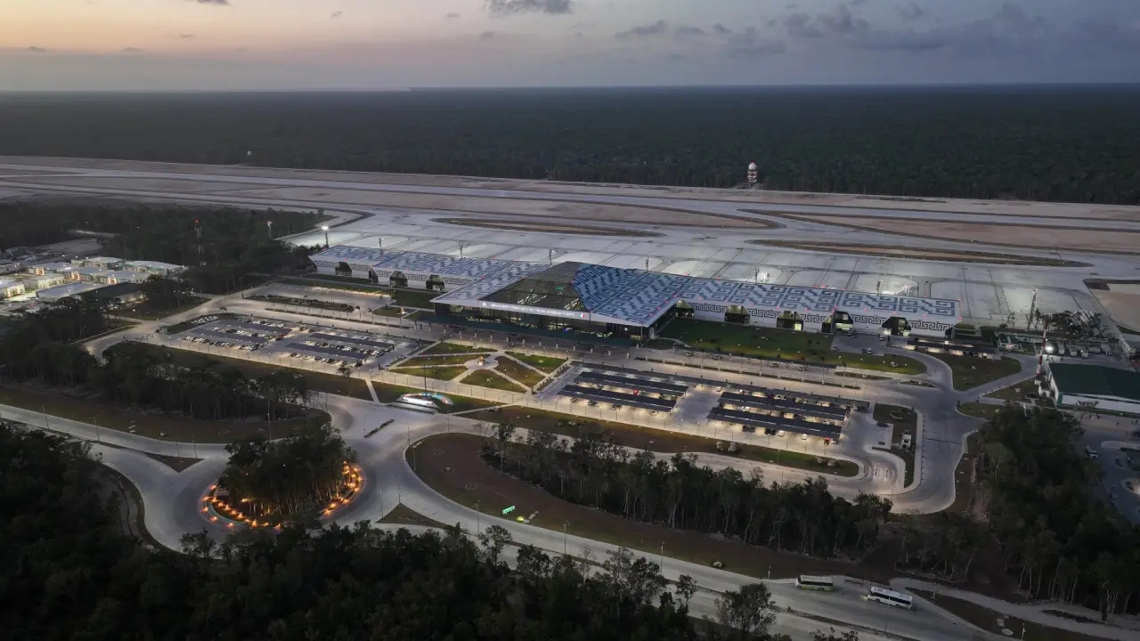 El galardón fue entregado durante una ceremonia oficial encabezada por la CEO de International Top 25, Yasaman Jozdani, quien hizo la entrega al administrador del aeropuerto, Javier Diego Campillo.