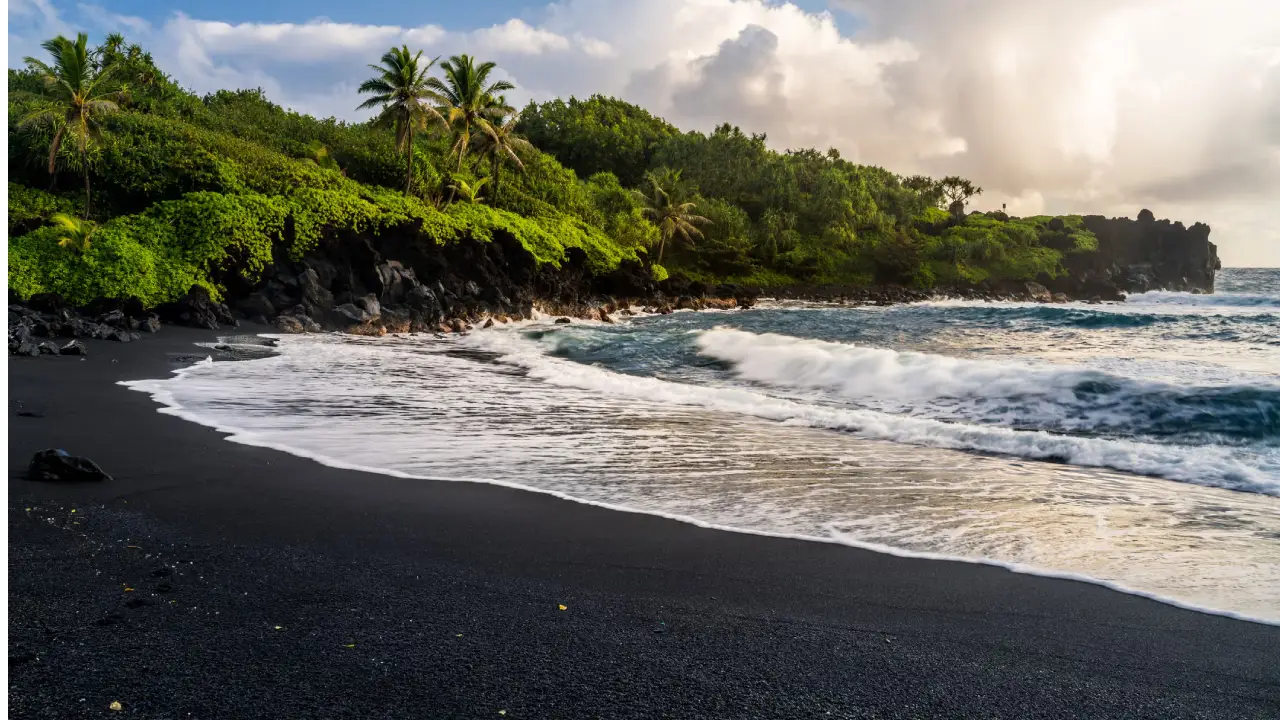 Playas con arena negra en México: destinos volcánicos que debes conocer
