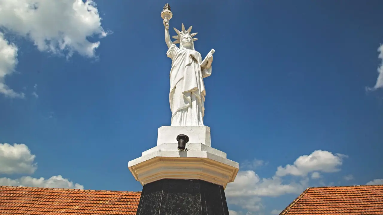 Réplica de la Estatua de la Libertad convierte a este destino único e inesperado