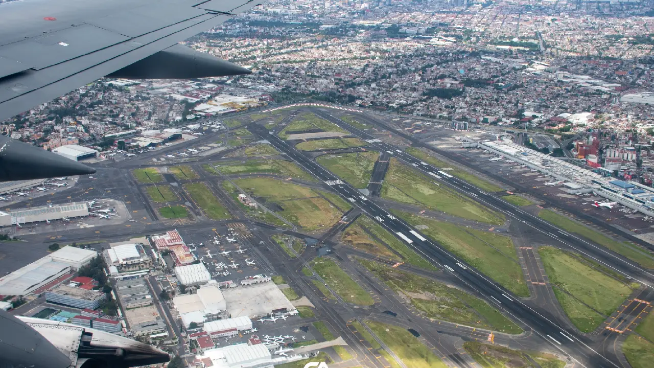 A lo largo de casi un siglo ha crecido de un aeropuerto modesto a la principal puerta aérea del país, conectando con decenas de destinos nacionales e internacionales.