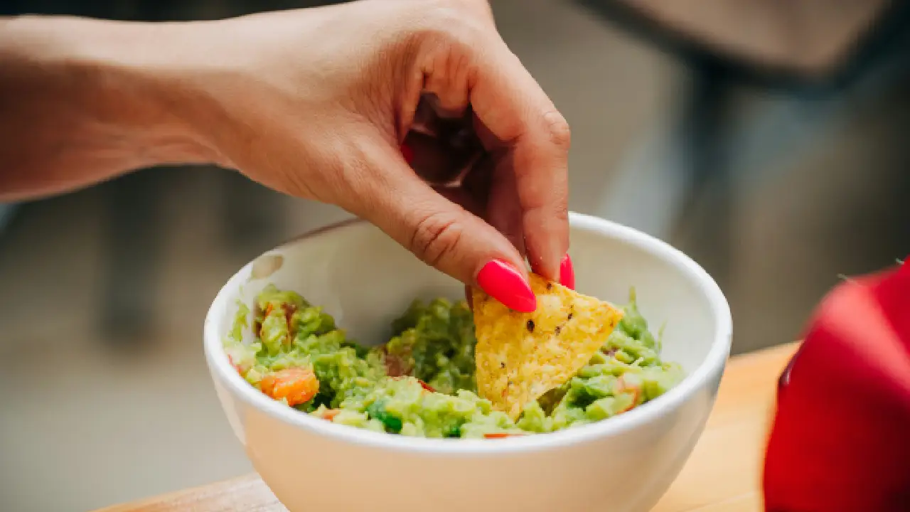México sigue siendo el principal referente del guacamole auténtico. En estados como Jalisco, Michoacán y Puebla se preparan versiones tradicionales con molcajete.