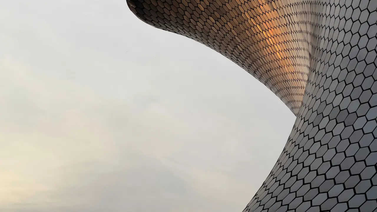 Se hace especial mención al Museo Nacional de Antropología, el más grande y visitado de México, que recibió 3.3 millones de visitantes en 2024, según el INAH.