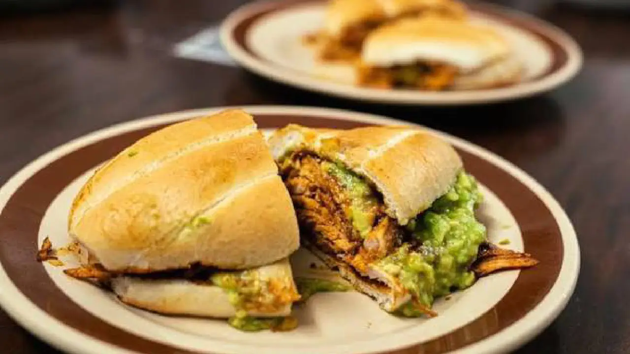 Ubicado en calle Palma número 32, este antiguo establecimiento es parada obligada durante cualquier momento del año si tienes antojo de alguno de los tradicionales platillos de la cena de navidad.