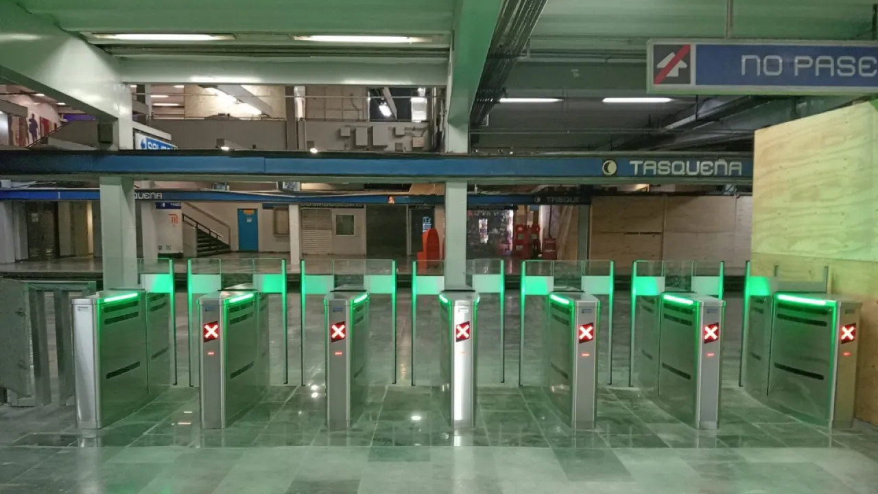 Conoce los nuevos torniquetes de cristal en Línea 2 del Metro CDMX