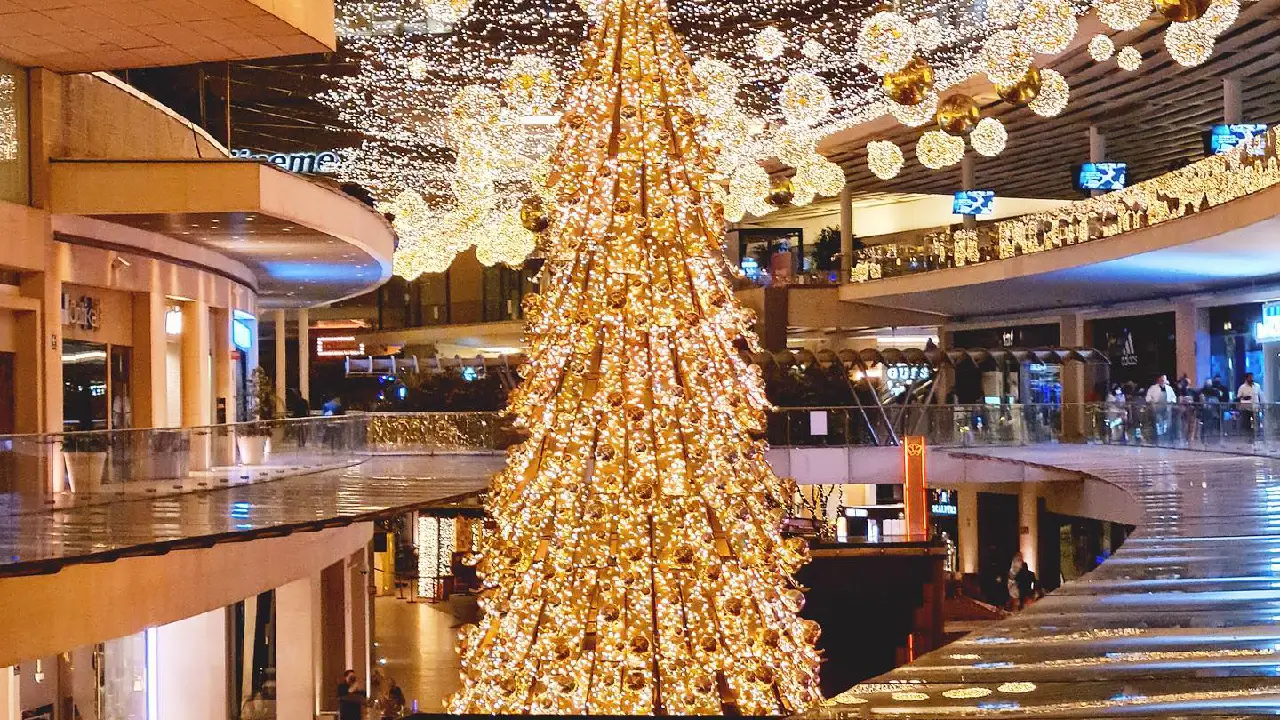 Como un verdadero milagro navideño, podrás disfrutar de la nieve artificial que caerá en distintos horarios en el centro comercial de Polanco.