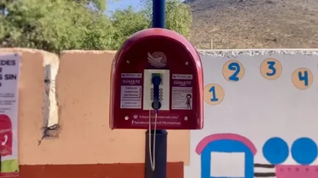 Con la llegada de los teléfonos celulares, las cabinas quedaron en desuso, aunque algunas aún sobreviven en calles y tiendas.
