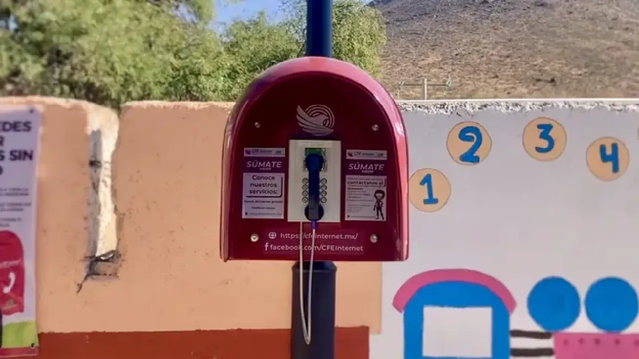 Con la llegada de los teléfonos celulares, las cabinas quedaron en desuso, aunque algunas aún sobreviven en calles y tiendas.