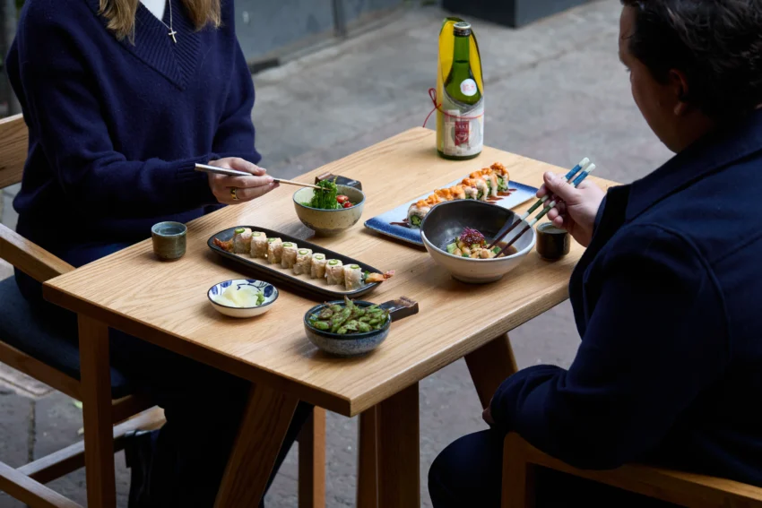 Comensales en Batta Sushi.