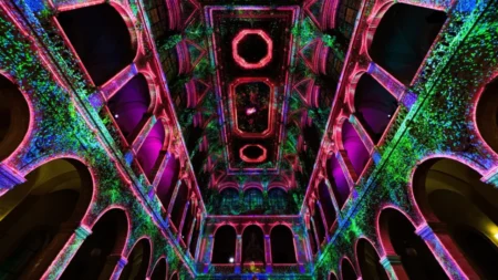 Enlightenment: pasaje de luz y música inmersiva dentro de una iglesia en CDMX