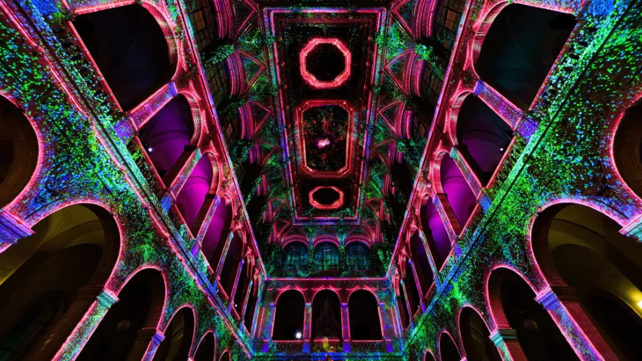 Enlightenment: pasaje de luz y música inmersiva dentro de una iglesia en CDMX