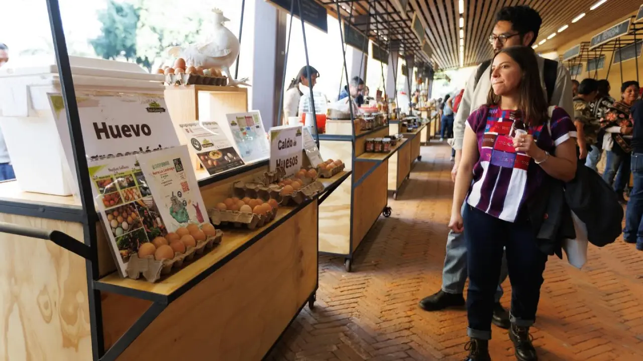 Mercado El Solar en Los Pinos: hortalizas, pan artesanal y huaraches