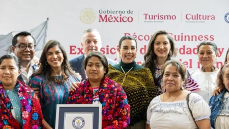 México conquista un Récord Guinness con la mayor exposición de bordados y tejidos del mundo