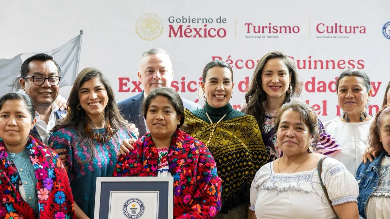México conquista un Récord Guinness con la mayor exposición de bordados y tejidos del mundo