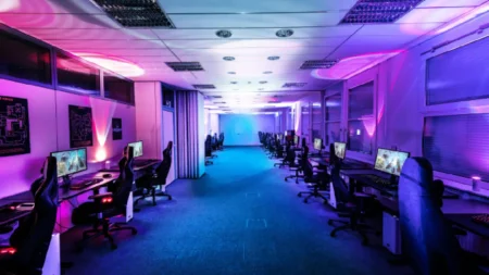 Para este 2026, una de las propuestas más originales es el Festival de San Valentín gamer, un evento que mezcla videojuegos, bebidas artesanales, música y cultura alternativa en un solo lugar.