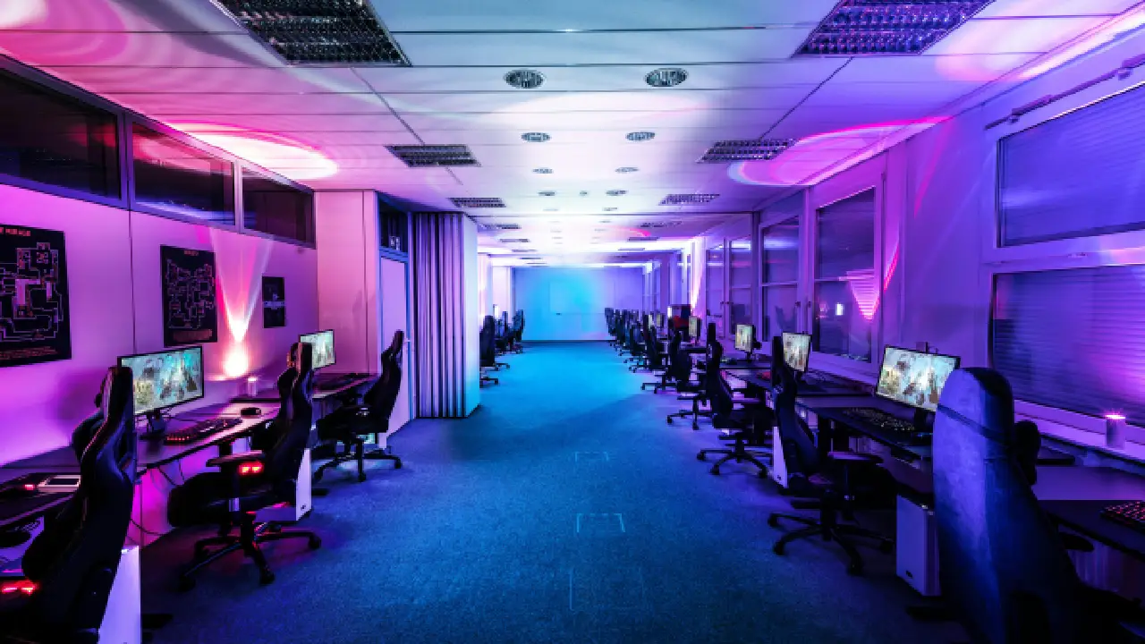 Para este 2026, una de las propuestas más originales es el Festival de San Valentín gamer, un evento que mezcla videojuegos, bebidas artesanales, música y cultura alternativa en un solo lugar.