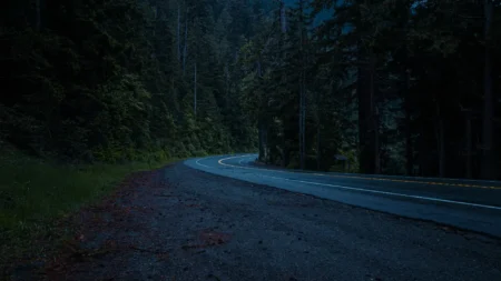 Ya sea que salgas de madrugada rumbo a la playa, a un Pueblo Mágico o a una ciudad vecina, hacerlo con precaución y buena planeación es clave para que el trayecto sea seguro y disfrutable.