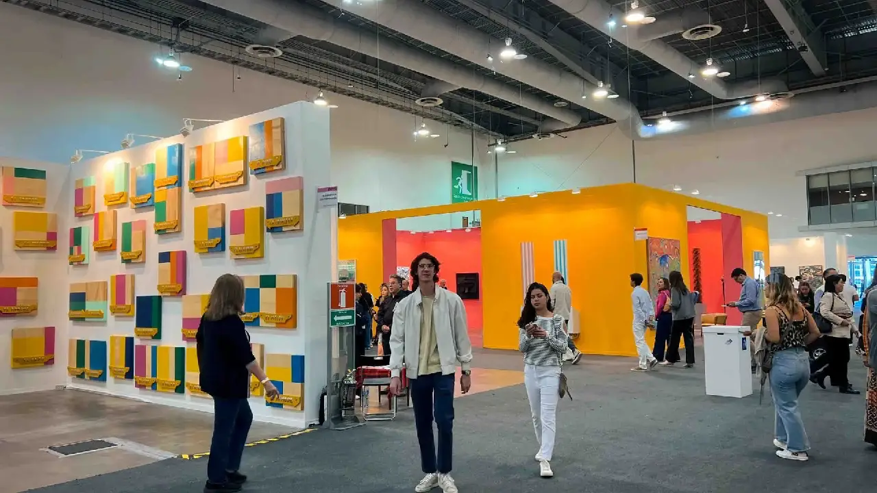 Este festival no sucede en un solo sitio: colonias como Roma, Condesa, Juárez y Polanco se llenan de propuestas culturales que reflejan la diversidad artística de la ciudad.