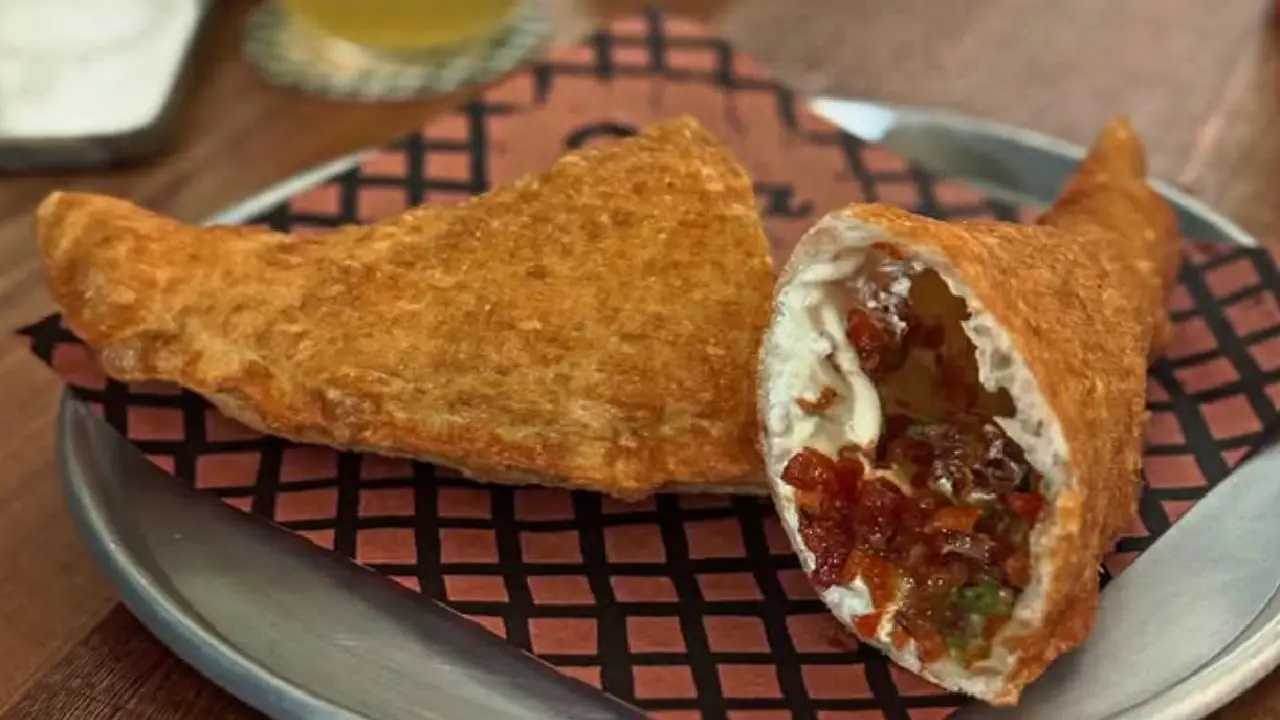 El resultado fue Rita La Pizza Fritta, un proyecto que rescata una tradición popular del sur de Italia y la adapta al contexto chilango, con ingredientes, guiños y humor muy mexicanos.