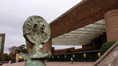 Es importante aclarar que el término “teatro” se refiere a recintos de gran formato, pero distintos a arenas o estadios, los cuales compiten en categorías separadas debido a su tamaño.