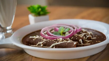 En ciudades como Oaxaca y CDMX, los viajeros pueden recorrer mercados tradicionales, participar en talleres de cocina regional y saborear platillos que reflejan siglos de historia culinaria local.