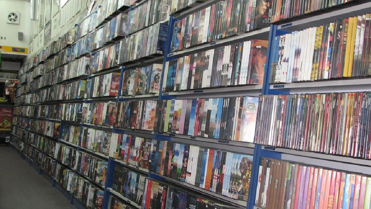 Video Club Amores, uno de los últimos refugios del cine físico, y hoy, uno de los atractivos nostálgicos más entrañables de la capital.