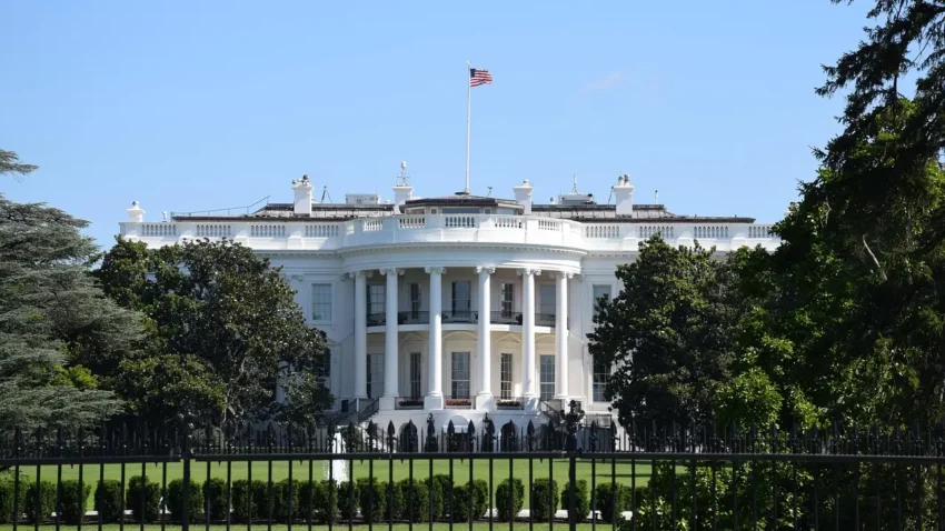 México no está incluido en esta lista de países afectados por la suspensión de visas de inmigrante.