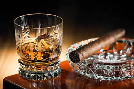 Puro y vaso de alcohol. (Habanos)