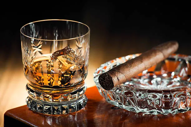 Puro y vaso de alcohol. (Habanos)