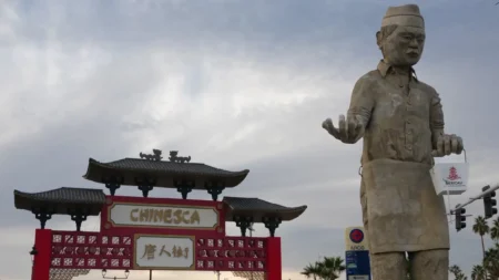 La estatua del cocinero es, en ese sentido, un reconocimiento al impacto social, económico y cultural de esta comunidad.