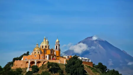 Montañas humeantes, cráteres antiguos, campos de lava y suelos fértiles son parte del paisaje que, además de espectacular, ha moldeado la cultura, la biodiversidad y la identidad del país.