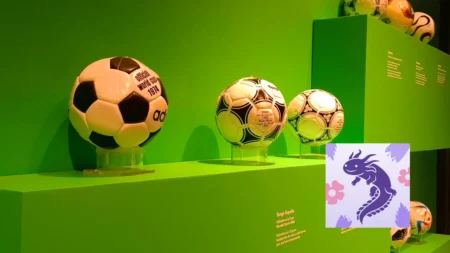 Esta muestra forma parte de las actividades rumbo a la Copa Mundial de la FIFA 2026 y propone una mirada distinta al futbol, enfocándose en su diseño, historia y cultura visual.