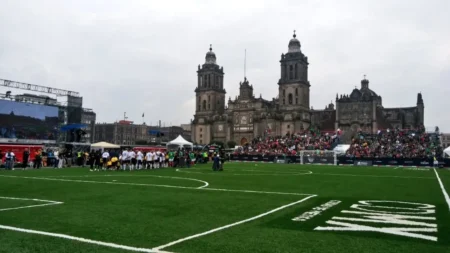 Récord de la clase de futbol más grande del mundo en el Zócalo